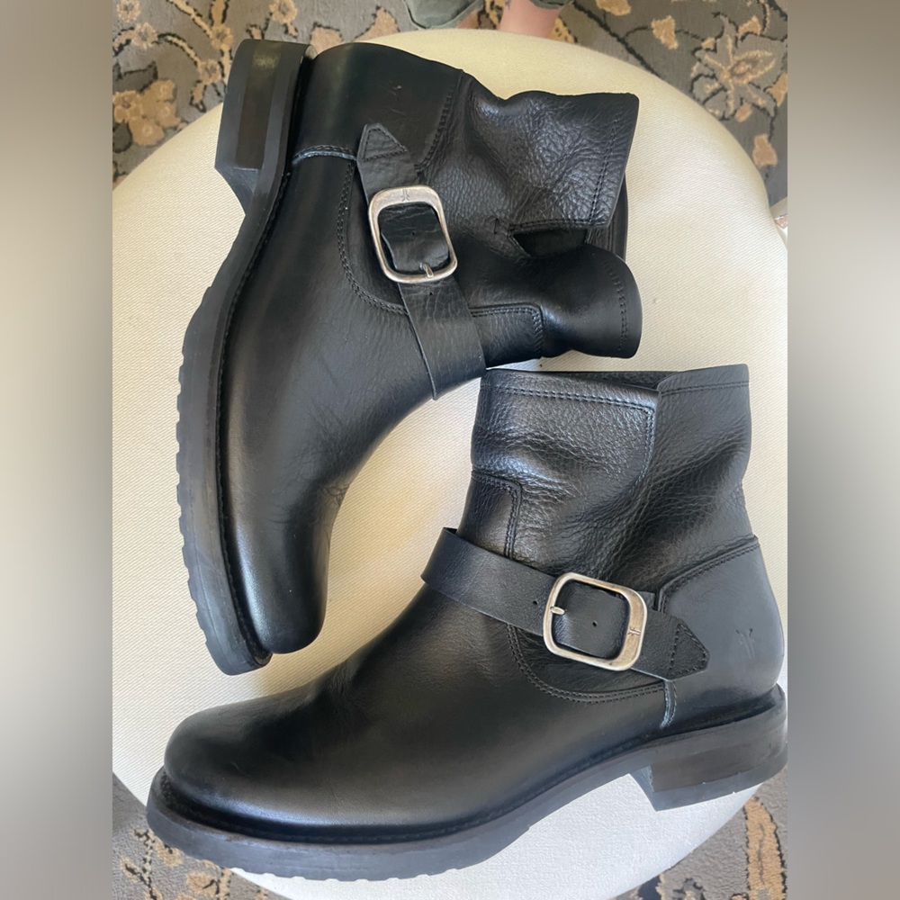 Frye Veronica Black Leather Boots - Black
Moto buckle boots- Veronica Bootie